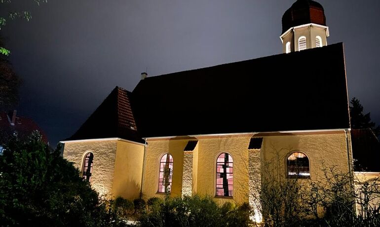 die Bernward-Kirche in Gifhorn bei Nacht