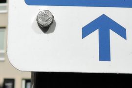 Schild mit Pfeil